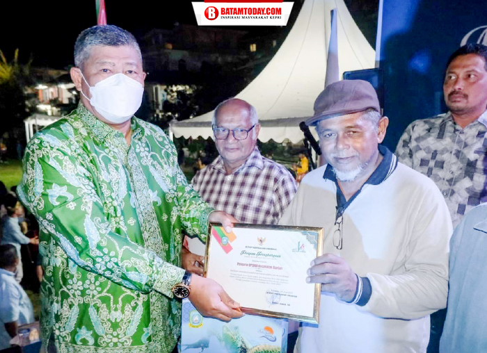 Bupati Kepulauan Anambas memberikan piagam penghargaan kepada masyarakat perwakilan Kecamatan Siantan